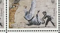 Mural Banksy ditampilkan di stempel Pos Nasional Ukraina. (Dok. Instagram/@banksy/https://www.instagram.com/p/CpLO9g0sklw/?hl=en)
