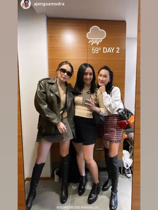 Tampilan Yasmin bak ABG didukung dengan boots hitam tinggi dan jaket kulit yang kece [@yaswildblood]