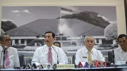 Menko Polhukam Luhut Panjaitan memberi penjelasan soal pencatutan namanya dalam negosiasi Ketua DPR dengan Freeport, di Jakarta, Kamis (19/11). Luhut menyebut kalau dirinya tak tahu menahu dan tak pernah bicara urusan saham. (Liputan6.com/Faizal Fanani)