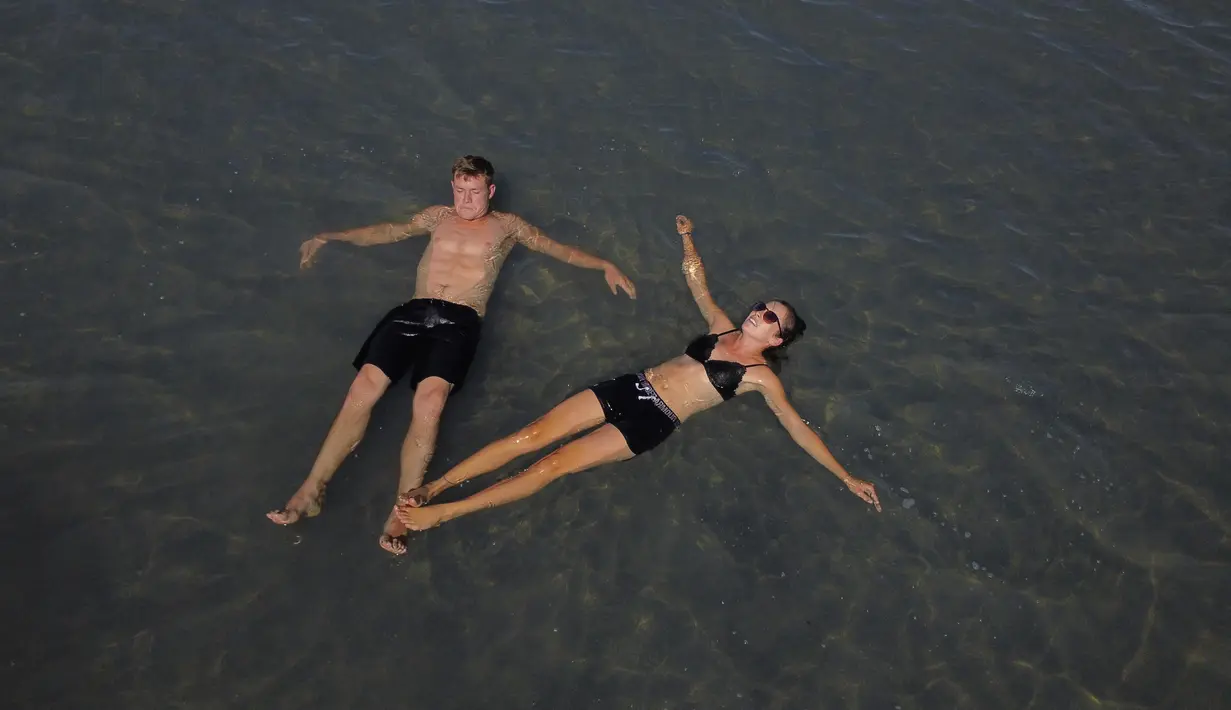 Pengunjung mengapung di atas air di Great Salt Lake (6/9/2022). Gelombang panas terik memecahkan rekor di Utah, di mana suhu mencapai 105 derajat Fahrenheit (40,5 derajat Celcius) pada hari Selasa, menjadikannya hari terpanas September yang tercatat sejak tahun 1874. (AP Photo/Rick Bowmer)