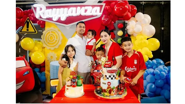 6 Potret Ultah ke-3 Rayyanza Bertema Cars, Dapat Kado Mobil Lightning McQueen