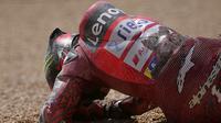 Pembalap Ducati, Francesco Bagnaia mengeram kesakitan setelah terjatuh saat MotoGP Aragon 2024 yang berlangsung di Sirkuit MotorLand Aragaon, Alcaniz, Spanyol, Minggu (01/09/2024). (AP Photo/Jose Breton)