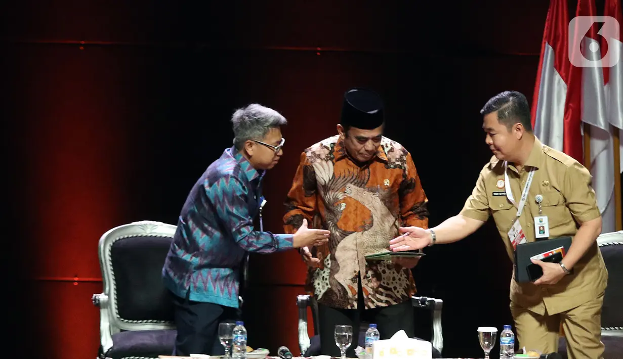 Dirjen Perimbangan Keuangan Kemenkeu Astera Primanto Bhakti, Menteri Agama Fachrul Razi dan Kepala BPSDM Kemendagri Teguh Setyabudi (ki-ka) usai diskusi panel III Rakornas Indonesia Maju antara Pemerintah Pusat dan Forkopimda di Bogor, Rabu (13/11/2019). (Liputan6.com/Herman Zakharia)