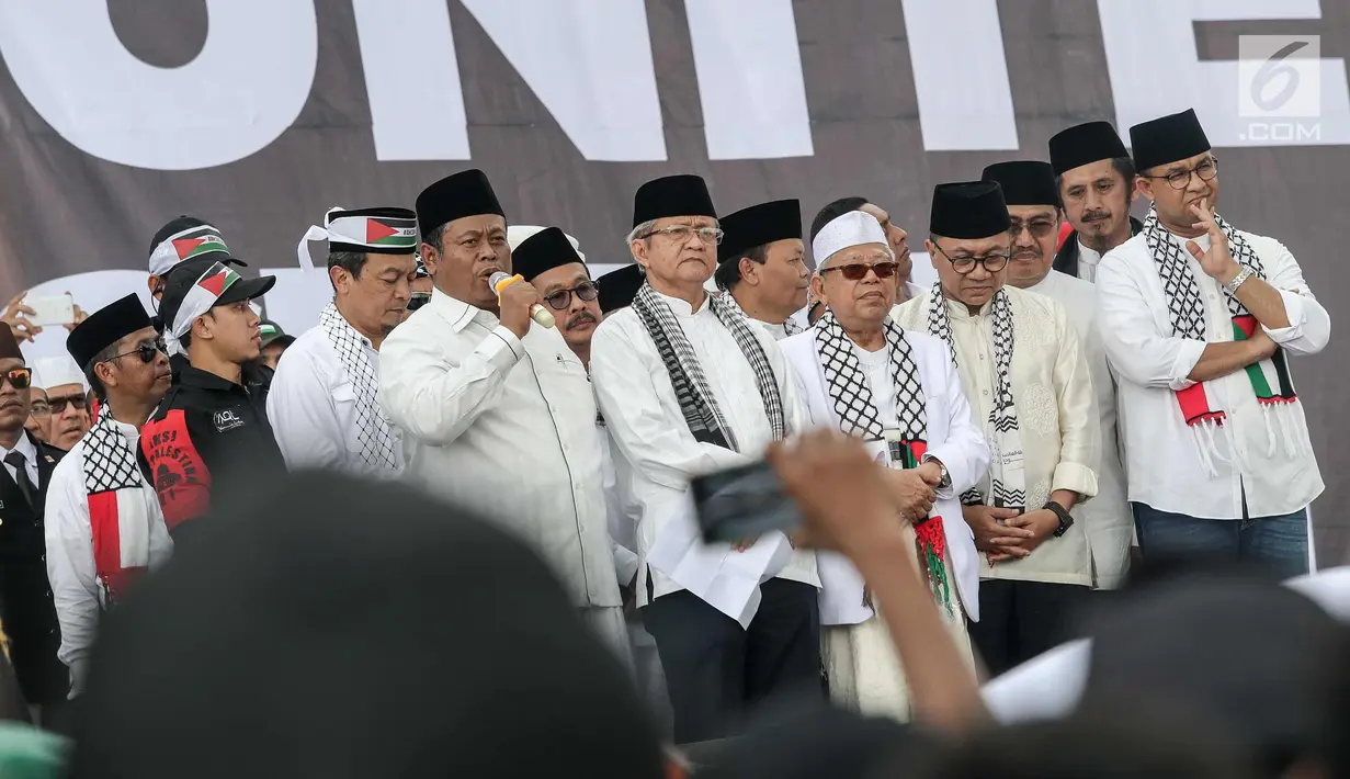 Sejumlah tokoh saat menghadiri Aksi Bela Palestina di kawasan silang Monas, Jakarta, Minggu (17/12). MUI memimpin aksi protes keputusan Presiden Amerika Serikat Donald Trump yang mengakui Yerusalem sebagai ibu kota Israel. (Liputan6.com/Faizal Fanani)