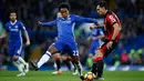 Gelandang Chelsea, Willian berusaha merebut bola dari pemain Bournemouth, Charlie Daniels pada pertandingan Liga Inggris di Stamford Bridge, London, (26/12). Chelsea menang atas Bournemouth dengan skro 3-0. (Reuters/Peter Nicholls)