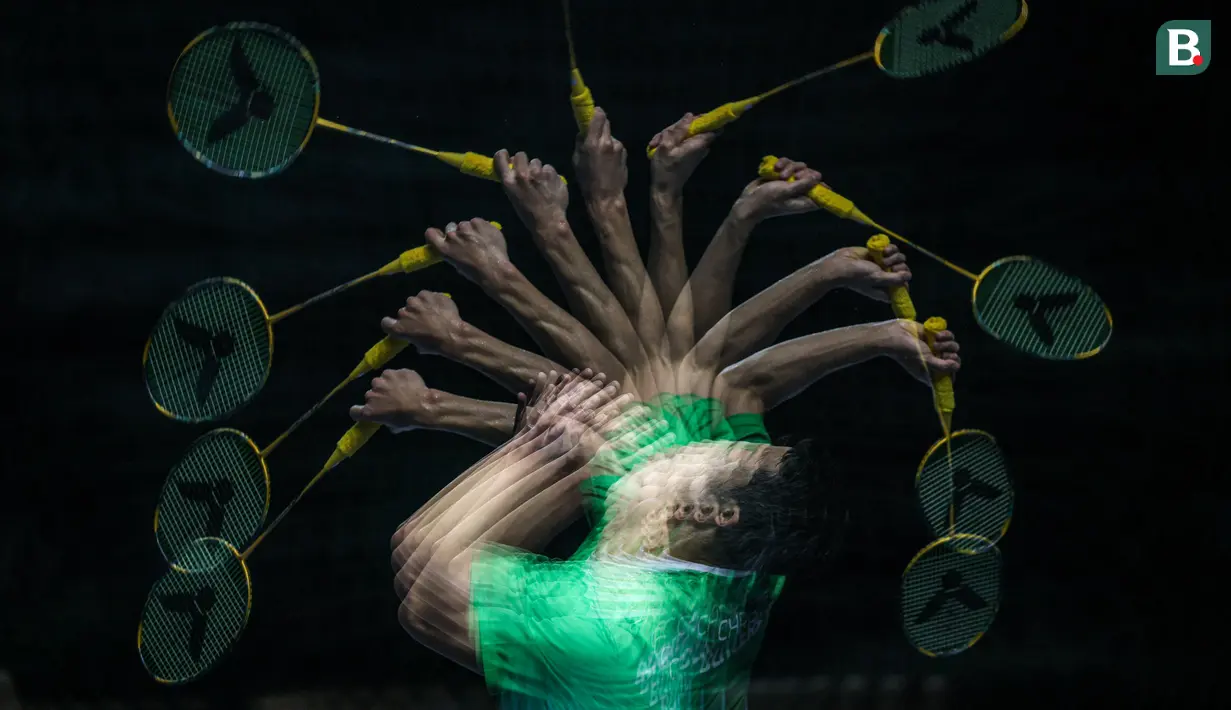 Foto multiple exposure Jonatan Christie dari tim Blitzers saat berusaha mengembalikan kok ke arah Kodai Naraoka dari tim Rockets dalam laga Badminton XL 2025 di Istora Senayan, Jakarta, Jumat (03/10/2025). (Bola.com/Bagaskara Lazuardi)