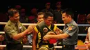 Citizen6, Jakarta: Kapuspen TNI Laksamana Muda TNI Iskandar Sitompul menyematkan Sabuk Emas Kapuspen TNI kepada petinju Faris Nenggo, di Studio TVRI Jakarta, Jumat (5/10) malam. (Pengirim: Badarudin Bakri). 