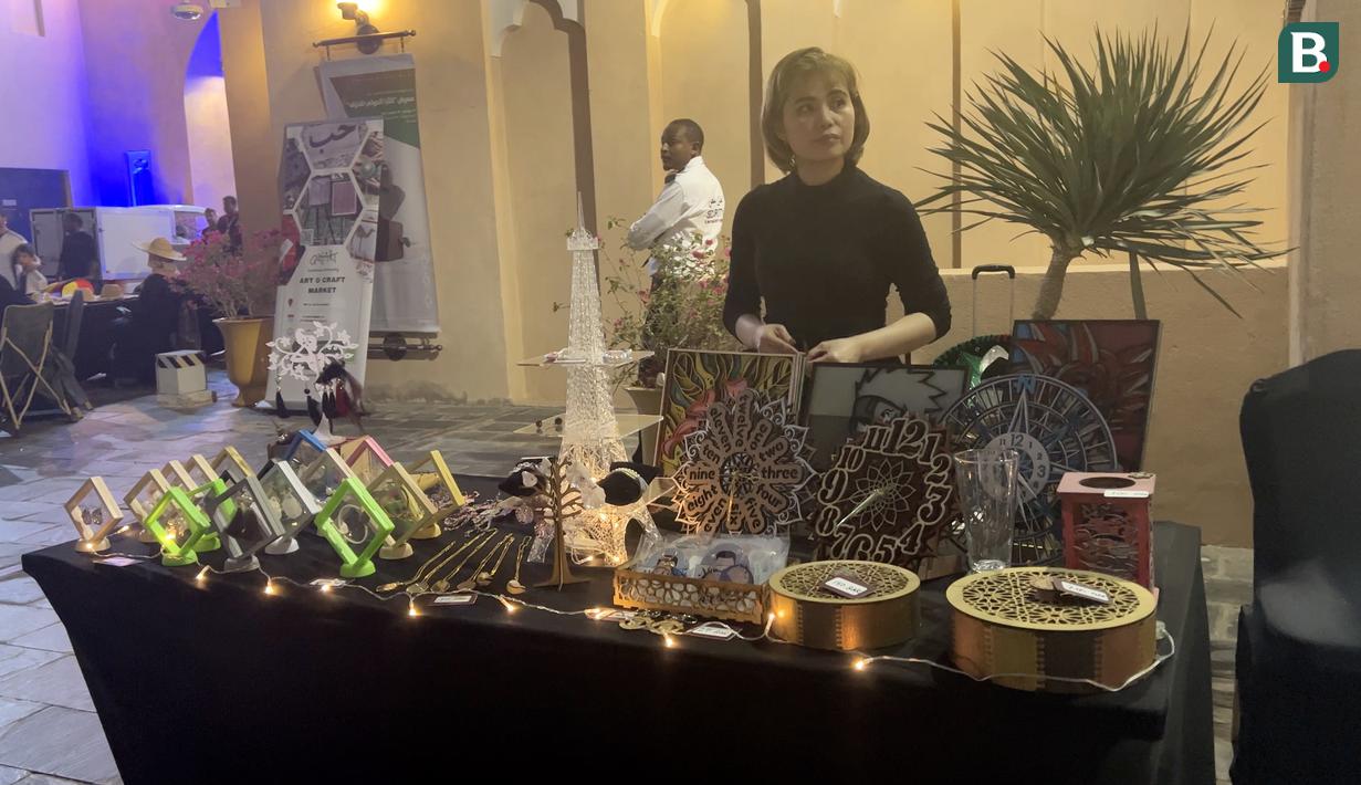 Ada banyak toko dan pedagang yang menjual barang-barang kerajinan khas Qatar seperti tenun, kaligrafi, dan perhiasan. Harga barang yang dijajakan bervariasi, mulai dari 10 sampai 200 riyal Qatar atau sekitar 40 hingga 800 ribuan rupiah. (Bola.com/Ade Yusuf Satria)