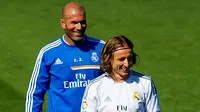 Zidane Ajari Modric Cara <i>Nendang</i> Bola