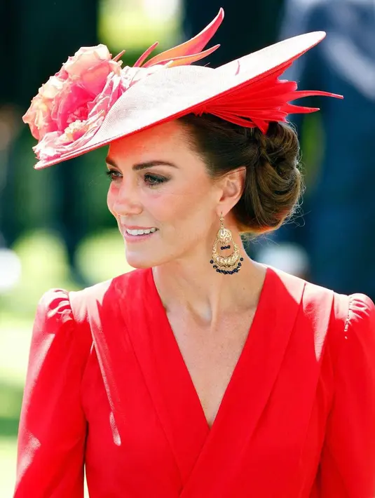 Dia memasangkannya dengan topi bunga  dari Philip Treacy warna merah yang senada dengan gaunnya. [Foto: IG/coutureroyal].