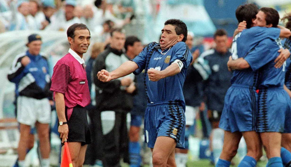 Penyerang Argentina, Diego Maradona, melakukan selebrasi saat melawan Yunani pada laga Piala Dunia di Amerika Serikat (21/6/1994). (AFP/Daniel Garcia)