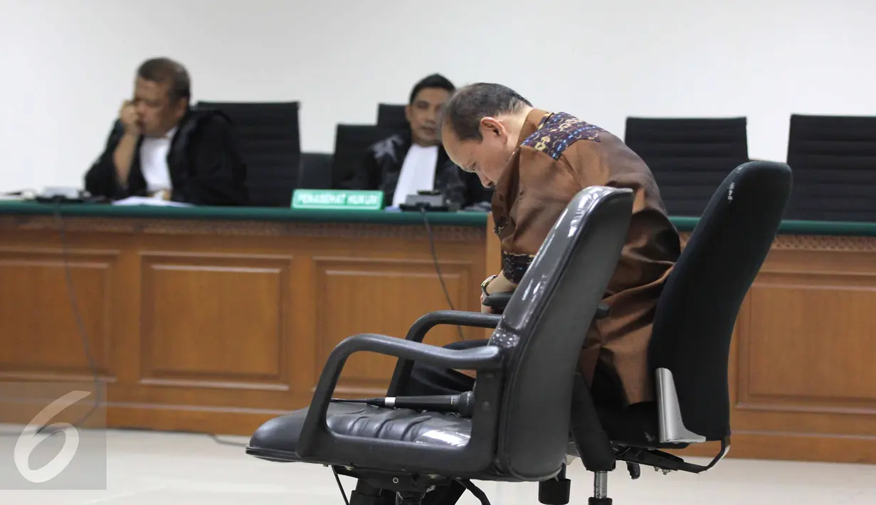 Terdakwa suap SKK Migas dan Kementerian ESDM, Sutan Bhatoegana menjalani sidang dengan agenda pembacaan vonis di Pengadilan Tipikor, Jakarta, Rabu (19/8). Majelis Hakim memvonis Sutan Bhatoegana dengan pidana penjara 10 Tahun. (Liputan6.com/Helmi Afandi)