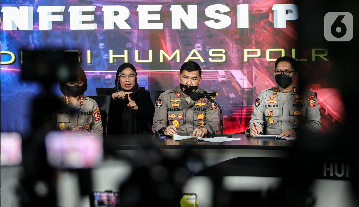 <p>Karo Penmas Polri Brigjen Ahmad Ramadhan (tengah) memberikan keterangan perkembangan terbaru penyidikan kasus penyelewengan dana kemanusiaan lembaga Aksi Cepat Tanggap (ACT) di Gedung Humas Polri, Jakarta Selatan, Senin (25/7/2022). Polisi menetapkan empat orang sebagai tersangka kasus ACT, dua di antaranya adalah mantan Presiden ACT Ahyudin dan Presiden ACT Ibnu Khajar. (Liputan6.com/JohanTallo)</p>