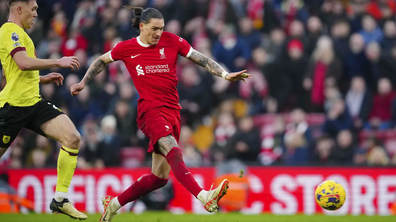 Foto: Aksi Cetak Gol Sulit ala Darwin Nunez saat Liverpool Tumbangkan Burnley di Liga Inggris