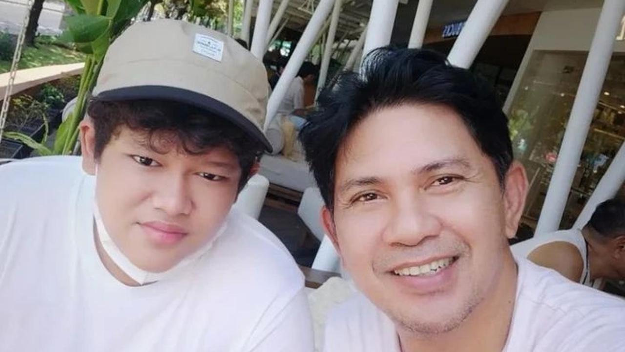Meskipun terpaut usia cukup jauh, keduanya tampak lebih mirip kakak adik daripada ayah dan anak.<br>