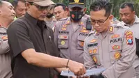 Kapolres Bondowoso AKBP Wimboko (Kiri) melakukan mitigasi bencana Gunung Raung (Istimewa)