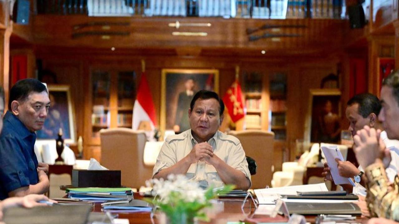 Presiden Prabowo Subianto memimpin rapat terbatas percepatan hilirisasi nasional bersama sejumlah menteri Kabinet Merah Putih di Hambalang, Kabupaten Bogor, Minggu (16/3/2025)