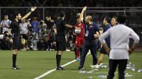 Wasit Majed Al-Shamrani mengusir pelatih Vietnam, Park Hang-seo, saat final SEA Games 2019 melawan Timnas Indonesia U-22 di Stadion Rizal Memorial, Manila (10/12/2019). (Bola.com/M. Iqbal Ichsan)