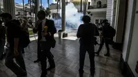 Detik-Detik 100 Orang Serang Gedung Parlemen Venezuela