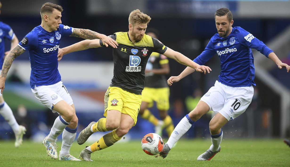 Gelandang Southampton, Stuart Armstrong, berebut bola dengan pemain Everton pada laga lanjutan Premier League pekan ke-34 di Goodison Park, Jumat (10/7/2020) dini hari WIB. Everton bermain imbang 1-1 atas Southampton. (Michael Regan/Pool via AP)