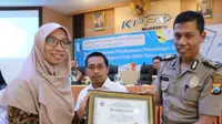 Kantor Pelayanan Pembendaharaan Negara (KPPN) Mojokerto memberikan penghargaan kepada Kepolisian Resort (Polres) Jombang. (Foto: Liputan6.com/Dian Kurniawan)
