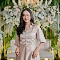 Referensi baju bridesmaid polos model "Satin Polos dengan Kacing Depan"