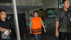 Tersangka kasus korupsi pengadaan simulator SIM Sukotjo S. Bambang berjalan keluar usai menjalani pemeriksaan di gedung KPK, Jakarta, Selasa (24/5). Berkas Sukotjo dinyatakan lengkap (P21) sehingga kasusnya segera disidangkan. (Liputan6.com/Helmi Afandi)