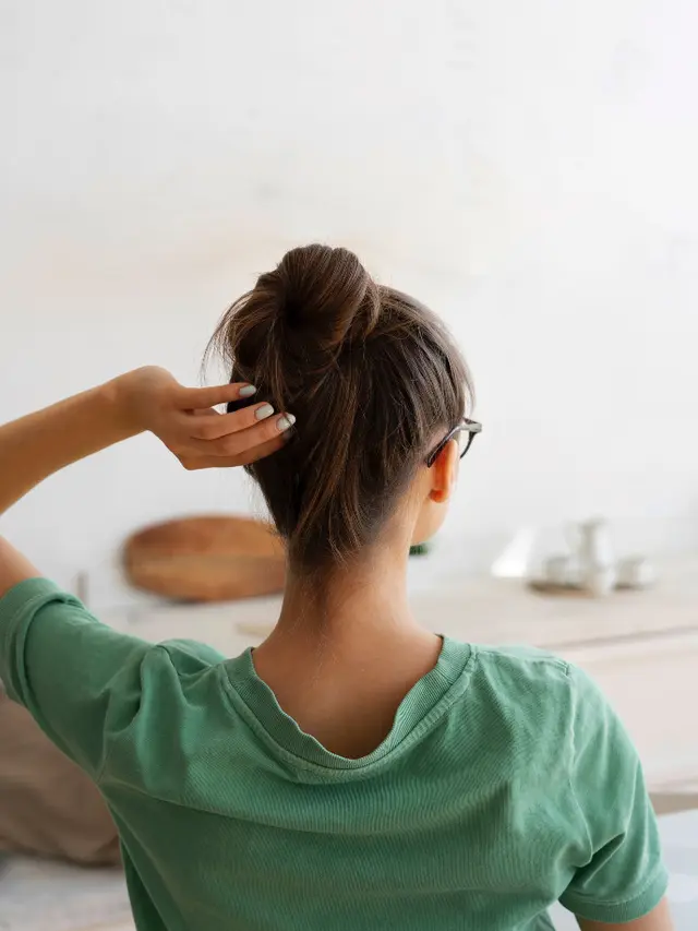 Tips Aplikasi Gaya Rambut Low Messy Bun untuk Tampilan Kasual