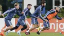 Lucas Biglia, Lionel Messi, Federico Fazio, Mauro Icardi melakukan sprint pada sesi latihan jelang laga kualifikasi Piala Dunia 2018 di Ezeiza, Buenos Aires, (3/10/2017).  Argentina akan melawan Peru pada 6 oktober 2017. (AP /Victor R. Caivano)