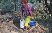 Potret Miris Kekeringan di Ponorogo, Ratusan Warga Tempuh 2 KM ke Tengah Hutan Demi Sumber Air Satu-satunya