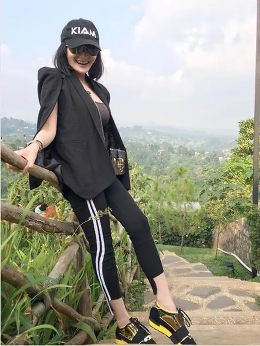 Jarang terlihat di layar kaca, pemeran dalam film Tragedi Penerbangan 574 itu mengaku tengah menjalani bisnis fashion. Busana hasil rancangannya harganya juga masih bisa terjangkau oleh warga menengah ke bawah. (Instagram/kikiamaliaworld)