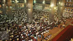 Umat muslim memadati Masjid Istiqlal, Jakarta, untuk melaksanakan salat Idul Adha 1437 H, Senin (12/9). Adapun momentum salat Idul Adha di Istiqlal kali ini berjalan tanpa kehadiran Presiden Jokowi dan Wapres Jusuf Kalla. (Liputan6.com/Gempur M Surya)