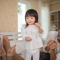 Ketika anak diberi ruang untuk bercerita dan didengarkan, mereka akan merasa dihargai dan aman secara emosional. Inilah alasan mengapa positive chain story menjadi aktivitas yang sangat relevan, terutama di lingkungan belajar yang beragam. [Dok/freepik.com/jcomp]