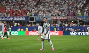 Pemain Argentina Enzo Fernandez merayakan gol ketiga timnya dalam laga babak 16 besar Piala Dunia 2026 antara Argentina vs Mesir di Atlanta, Selasa, 7 Juli 2026. (AP Photo/Jacob Kupferman)