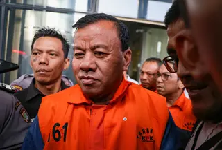 Bupati Kuantan Singingi Suhardiman Amby usai menjalani pemeriksaan di Gedung Merah Putih KPK, Jakarta, Rabu (1/7/2026). (Merdeka.com/ arie Basuki)