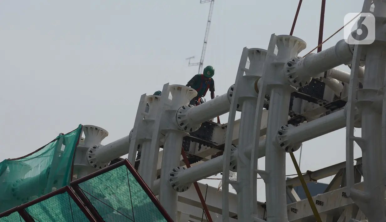 Pekerja menyelesaikan pengerjaan LRT Jabodebek lintas Cawang-Dukuh Atas di kawasan Kuningan, Jakarta, Sabtu (13/12/2019). Progres pembangunan stasiun di beberapa titik lintasan Cibubur-Cawang, Bekasi Timur-Cawang dan Cawang-Dukuh Atas mencapai 63,03 persen. (merdeka.com/Imam Buhori)