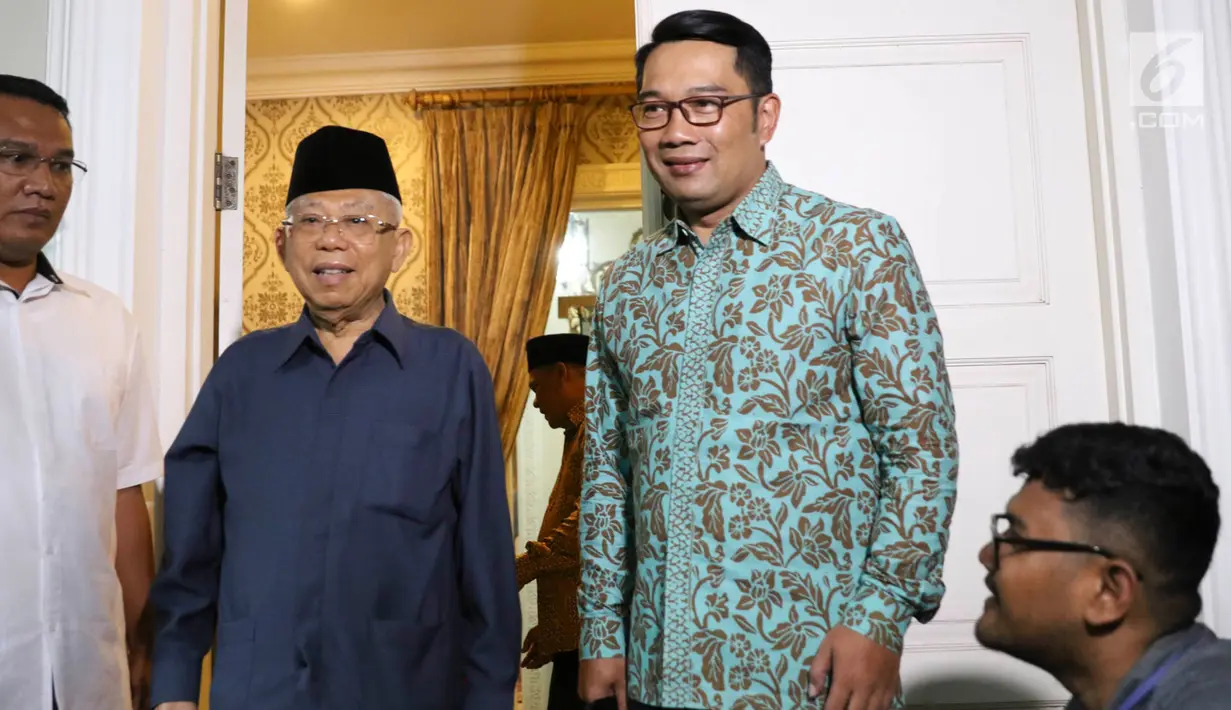 Calon wakil presiden nomor urut 01 Ma'ruf Amin menerima kunjungan Gubernur Jawa Barat Ridwan Kamil di Jakarta, Selasa (12/2). Kedatangan Ridwan Kamil ke rumah Ma'ruf Amin dalam rangka menjalin tali silaturahim. (Liputan6.com/Immanuel Antonius)