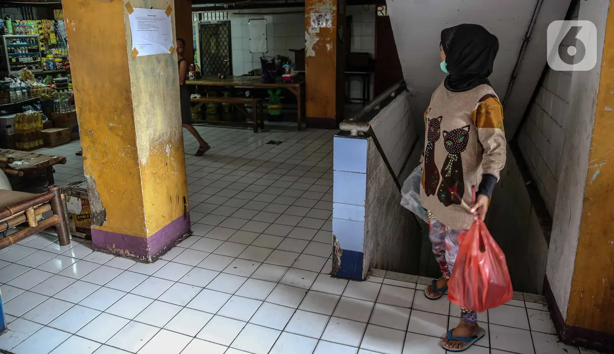 Warga beraktifitas di unit rumah di Rusun Bendungan Hilir 2, Jakarta, Senin (4/5/2020). Kebijakan itu diambil karena banyaknya penghuni rusun yang tidak mampu membayar sewa akibat wabah yang disebabkan virus corona. (Liputan6.com/Faizal Fanani)