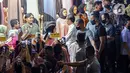 Mantan Gubernur DKI Jakarta itu juga terlihat beberapa kali menyapa pengunjung pasar yang hadir. (Liputan6.com/Faizal Fanani)