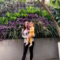 Sejak berpisah dengan Eryck Amaral beberapa waktu lalu, Aura Kasih kini berjuang seorang diri mengurus buah hatinya, Bella. Berbagai daya dan upaya ia lakukan demi kebahagiaan sang buah hati. (Instagram/aurakasih)