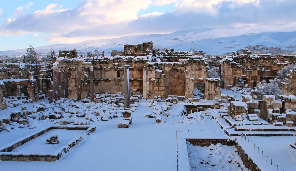 Salju menutupi kota Baalbek di Lebanon kuno di timur Lembah Bekaa (17/1). Baalbek adalah kota yang terletak di Lembah Bekaa, Lebanon pada ketinggian 1170 meter (3840 ft) di sebelah timur Sungai Litani. (AP Photo)