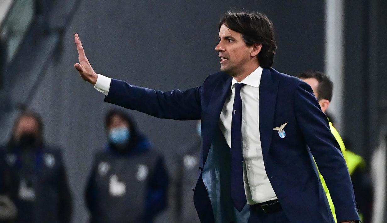 Manajer tim Lazio, Simone Inzaghi memberi instruksi kepada pemainnya saat menghadapi Juventus dalam laga lanjutan Liga Italia 2020/21 di Allianz Stadium, Turin, Sabtu (6/3/2021). Lazio kalah 1-3 dari Juventus. (AFP/Miguel Medina)