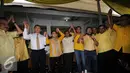 Ketum Partai Golkar Setya Novanto (keempat kiri) bersama fungsionaris mengangkat tangan usai menyerahkan dukungan kepada Basuki T Purnama untuk maju sebagai Cagub DKI Jakarta 2017-2022 di Jakarta, Jumat (24/6). (Liputan6.com/Helmi Fithriansyah)