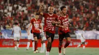 Bali United menghajar PSIS Semarang Jenar dengan skor telak 4-0 di Stadion kapten I Wayan Dipta dalam pekan ke-31 BRI Liga 1 2024/2025 di Stadion Kapten I Wayan Dipta pada Kamis (1/5/2025). (Bola.com/Alit Binawan)