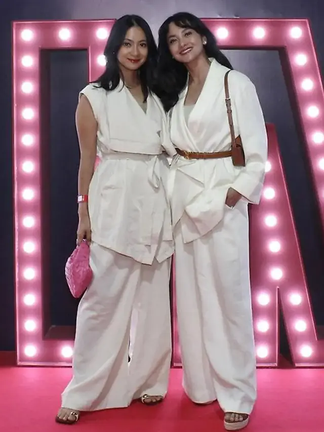 Ririn Ekawati dan adiknya, Rini Nonton Konser Mariah Care. [@ririnekawati]