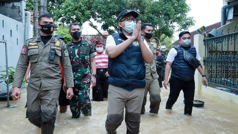 Bupati Pamekasan Baddrut Tamam meninjau lokasi banjir di sejumlah titik. (Istimewa)