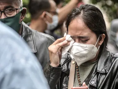 Keluarga korban kecelakaan pesawat Sriwijaya Air SJ 182 menangis usai memberikan data forensik di Posko Ante Mortem RS Polri, Jakarta, Minggu (10/1/2021). Keluarga korban jatuhnya Sriwijaya Air SJ 182 terlihat cemas dan menangis saat menanti kedatangan korban. (merdeka.com/Iqbal S. Nugroho)