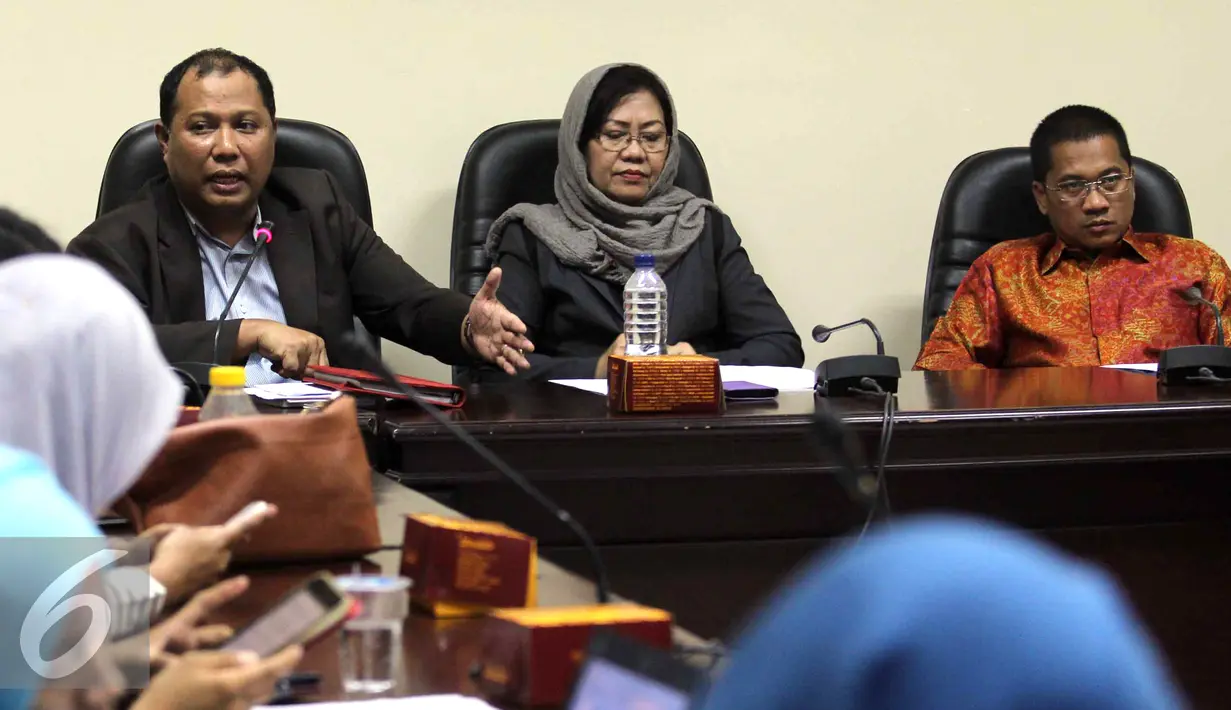 Pimpinan Bawaslu RI, Nasrullah (kiri) memberikan paparan saat Diskusi di Jakarta, Jumat (7/8/2015). Diskusi membahas Calon Tunggal Kepala Daerah dan Komitmen Parpol Siapkan Pemimpin Lokal.(Liputan6.com/Helmi Afandi) 