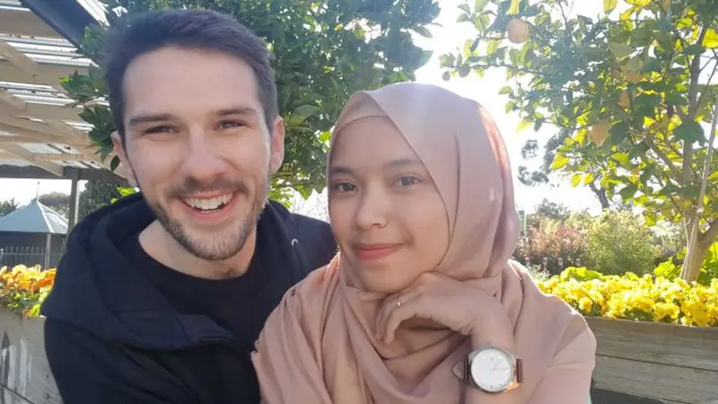 Rika dan Thomas Shears yang sebelumnya tinggal di Bandung kini sudah berada di Melbourne dengan selamat. (Koleksi pribadi)