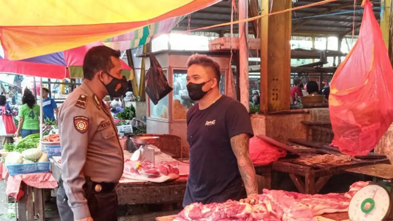Kapolsek Marore Iptu Rudin Lantaa memimpin pelaksanaan operasi yustisi protokol kesehatan, di wilayah Kampung Marore, Kecamatan Kepulauan Marore, Kabupaten Kepulauan Sangihe.